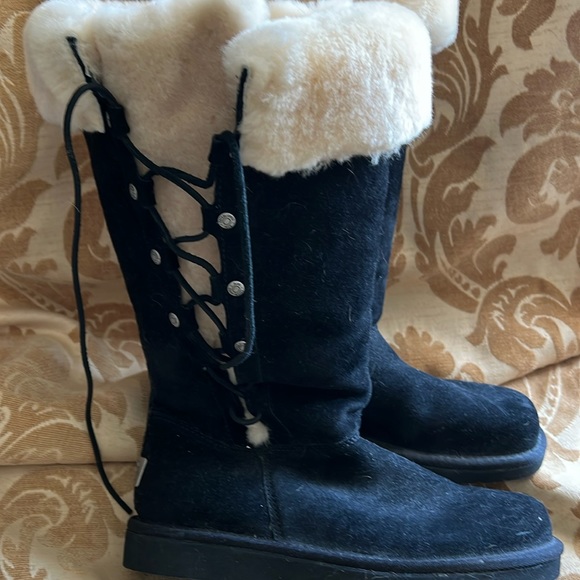 Practically new Ugg boots - Picture 1 of 4